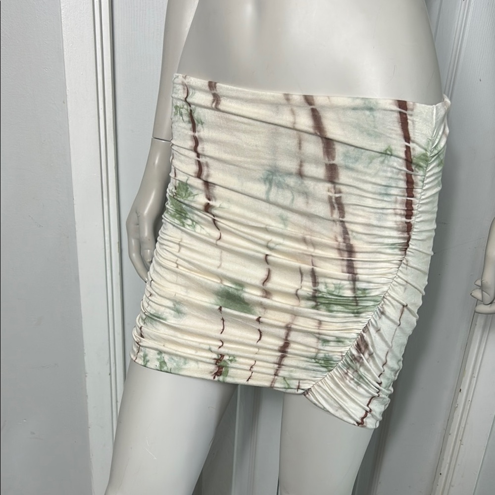 RUVE Trendy Ruched Mini Skirt in Cream and Green